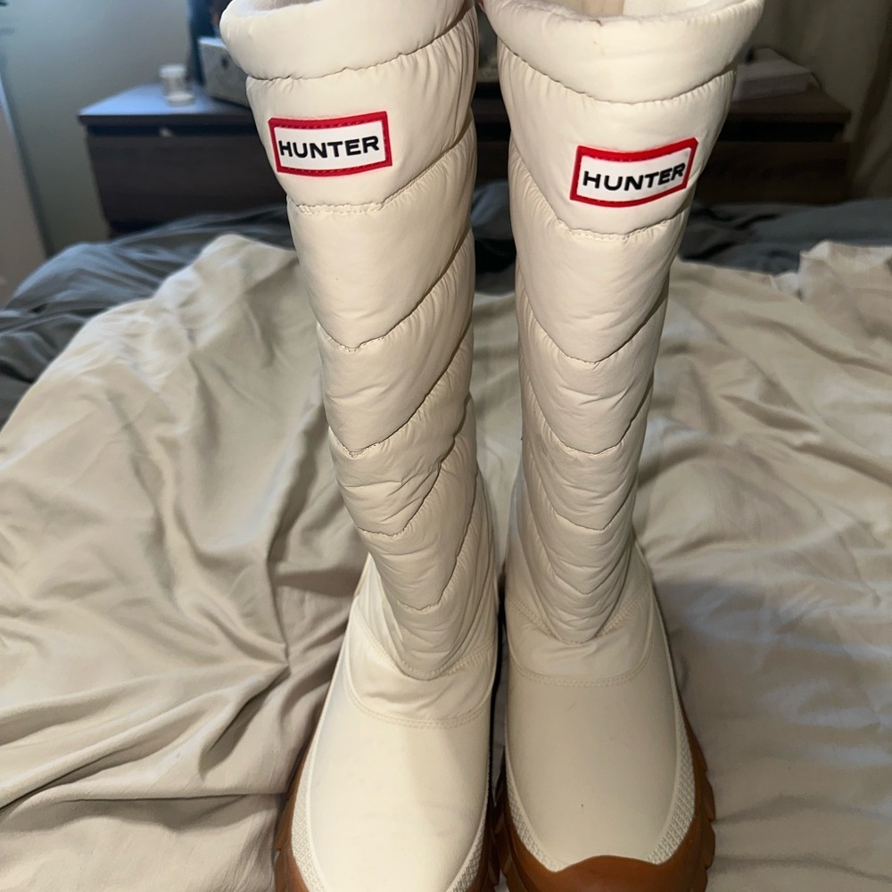 Hunter Women's White and Brown Winter Boots - Picture 2 of 3
